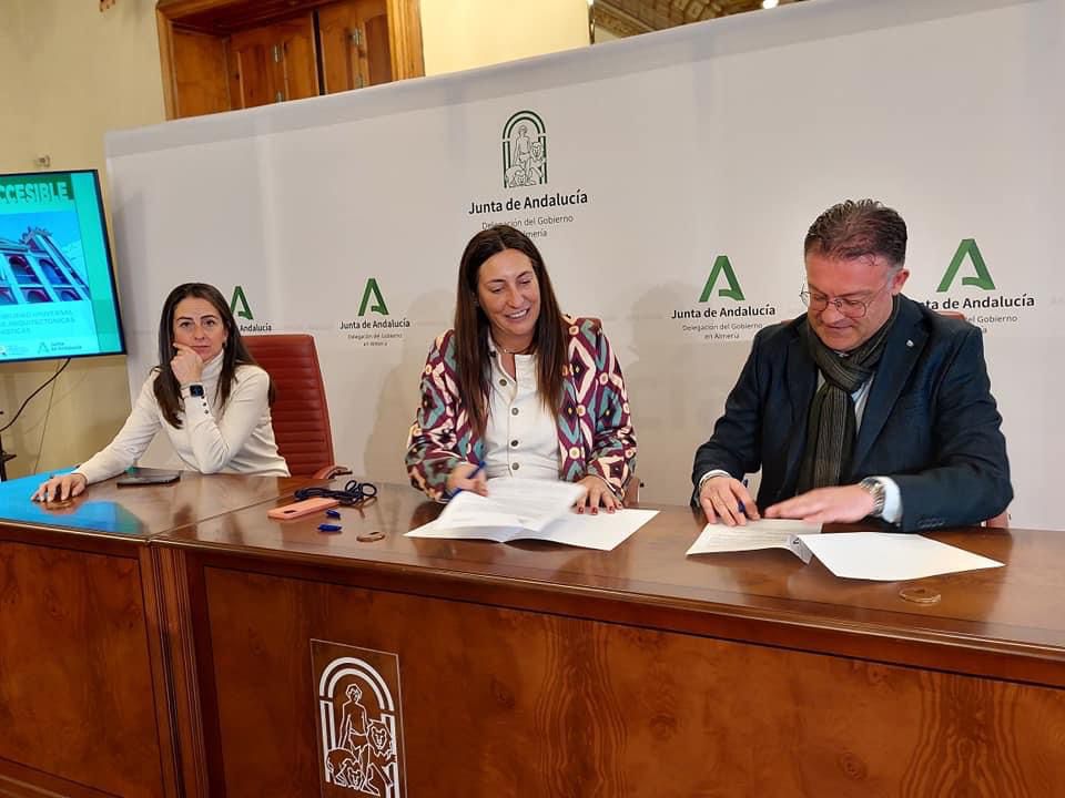 El alcalde de Berja recibe la resolución del Plan ‘Andalucía +Accesible’
